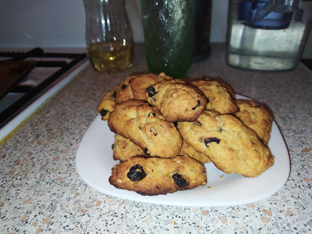 Итальянское кукурузное печенье с изюмом и орехами