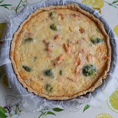 Киш с брокколи и копчёной форелью