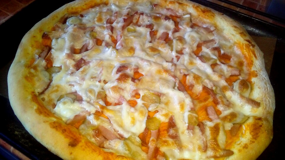 Пицца с жареной колбасой и сырным соусом
