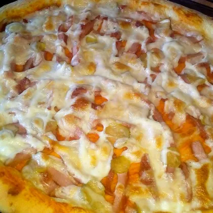 Пицца с жареной колбасой и сырным соусом