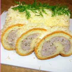 Закусочный рулет с фаршем и сыром