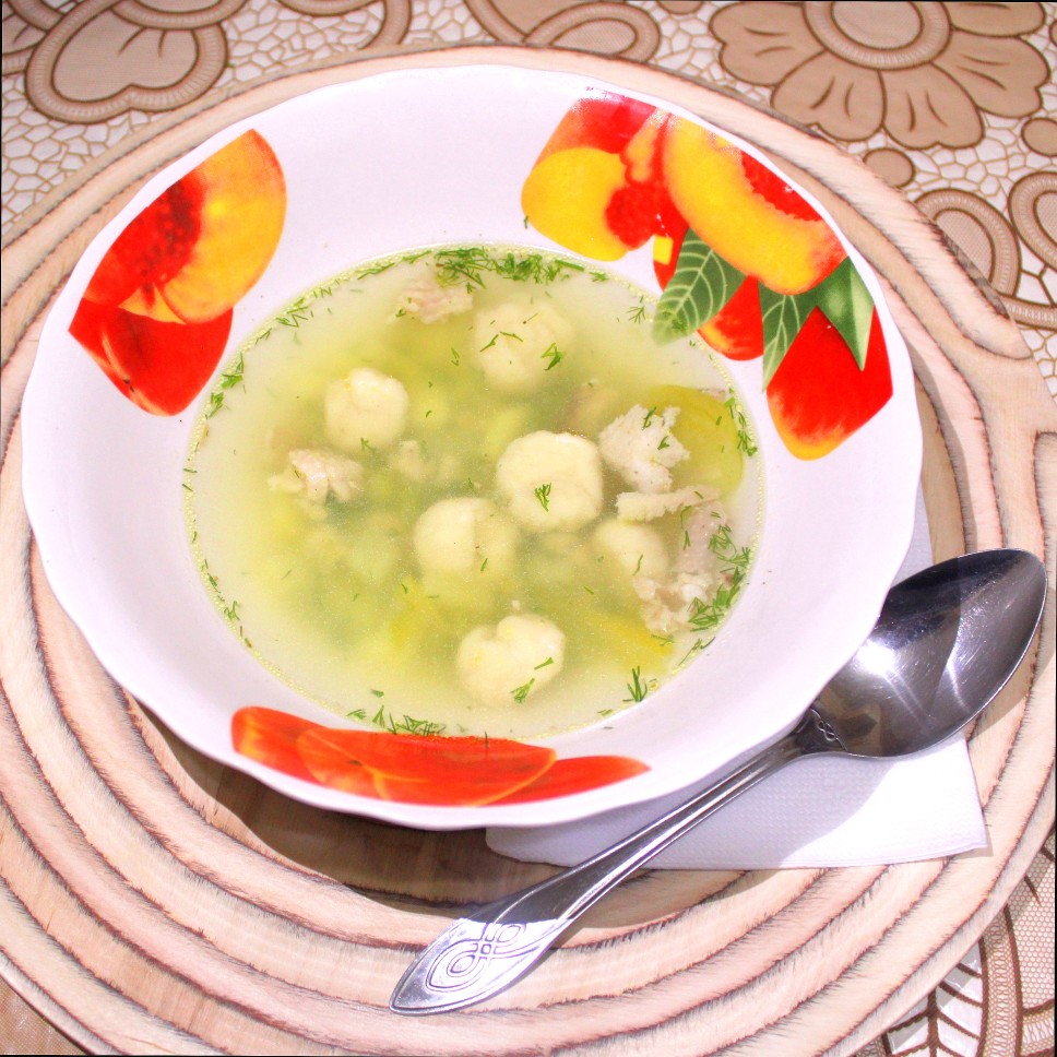 Суп с клёцками, зелёными помидорами и укропом