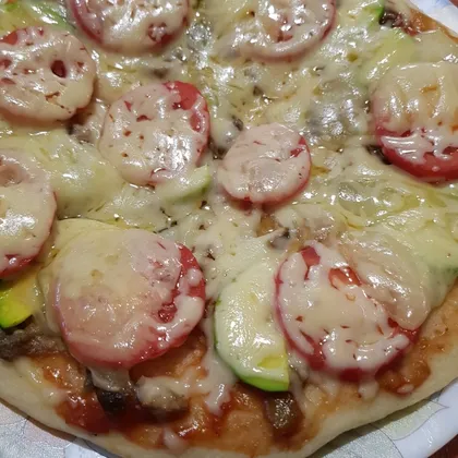 Пицца на тонком тесте с грибами и авокадо