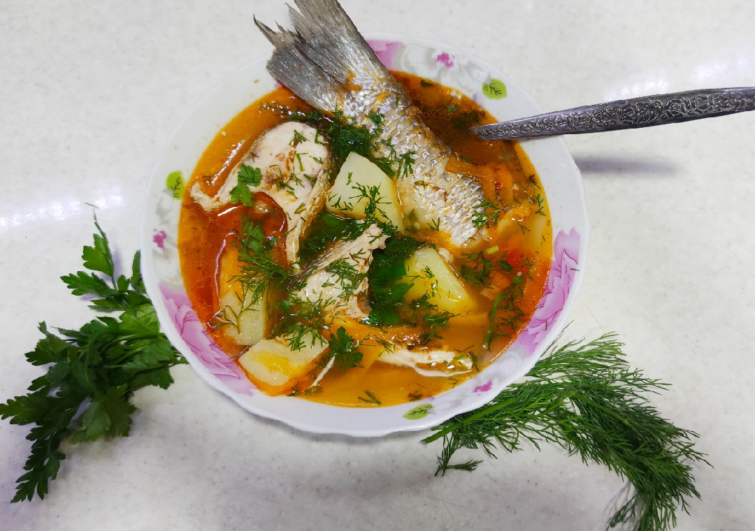 Рыбный суп с кефалью на курином бульоне.