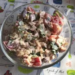 Салат с копченой курицей, фасолью, сыром и помидором