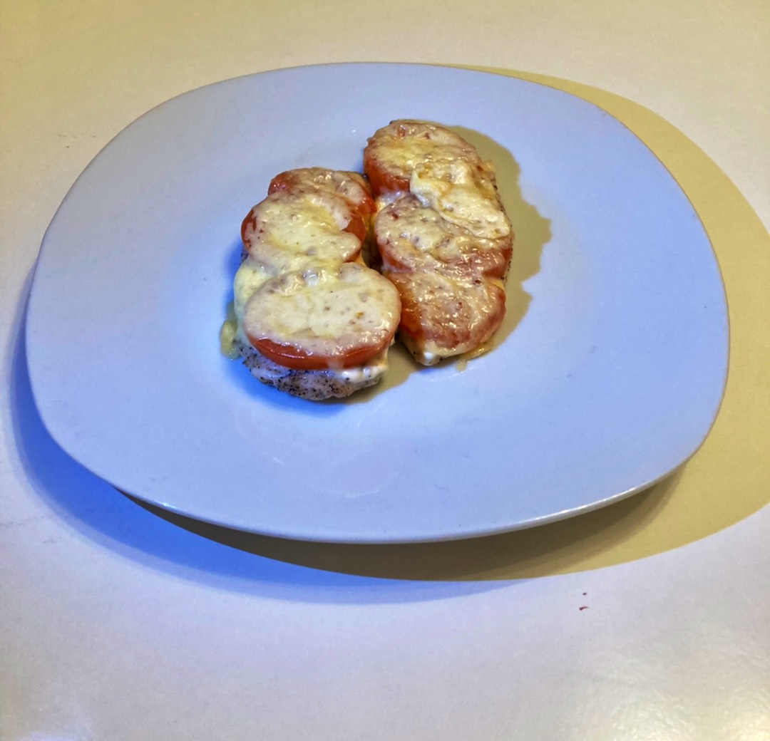 Куриные отбивные с помидорами и сыром в духовке