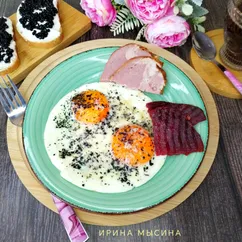 Яичница с ветчиной и сыром на завтрак