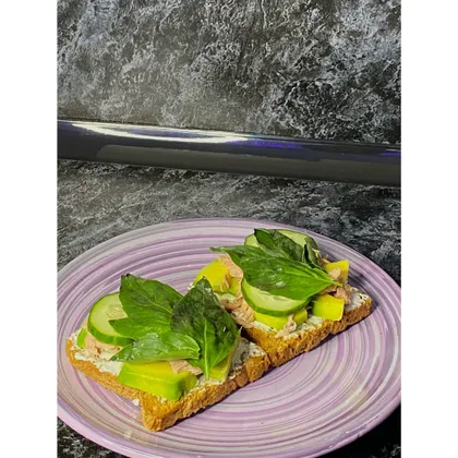 Бутерброды с творожным сыром, авокадо и тунцом