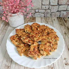 Курица по-албански с зелёным луком и сыром