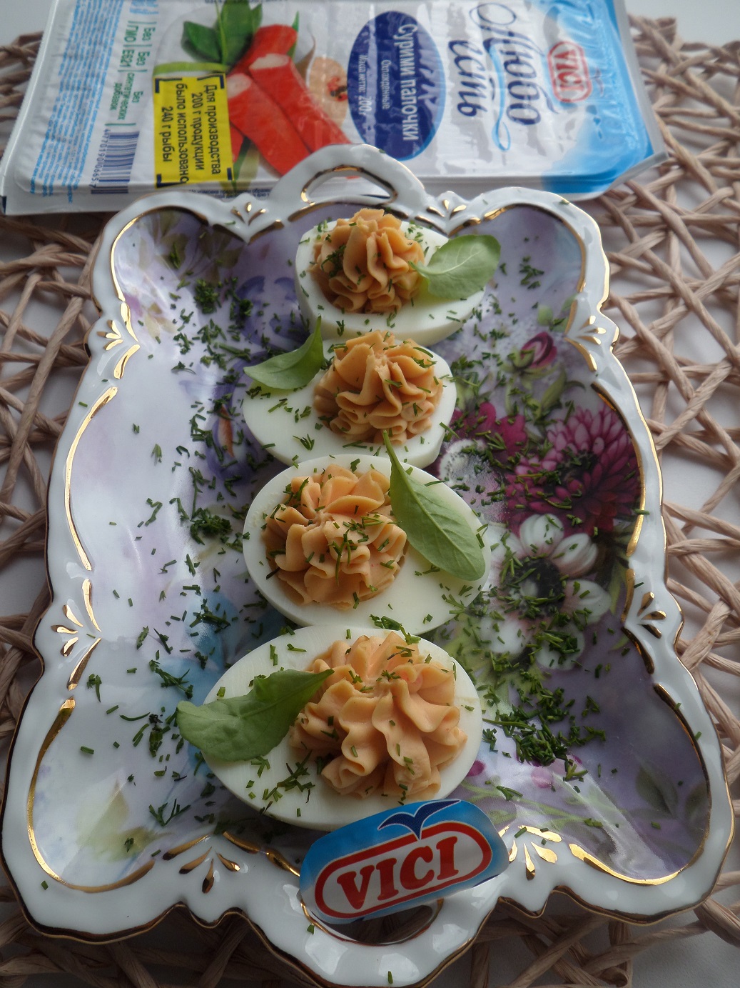 Яйца, фаршированные крабовыми палочками