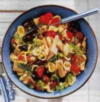 Салат из макарон с тунцом и луком