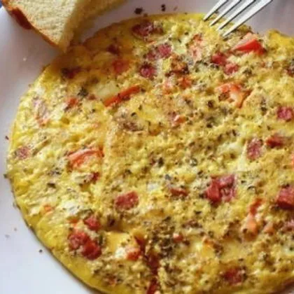 Вкусный омлет с сыром, помидороми и колбасой