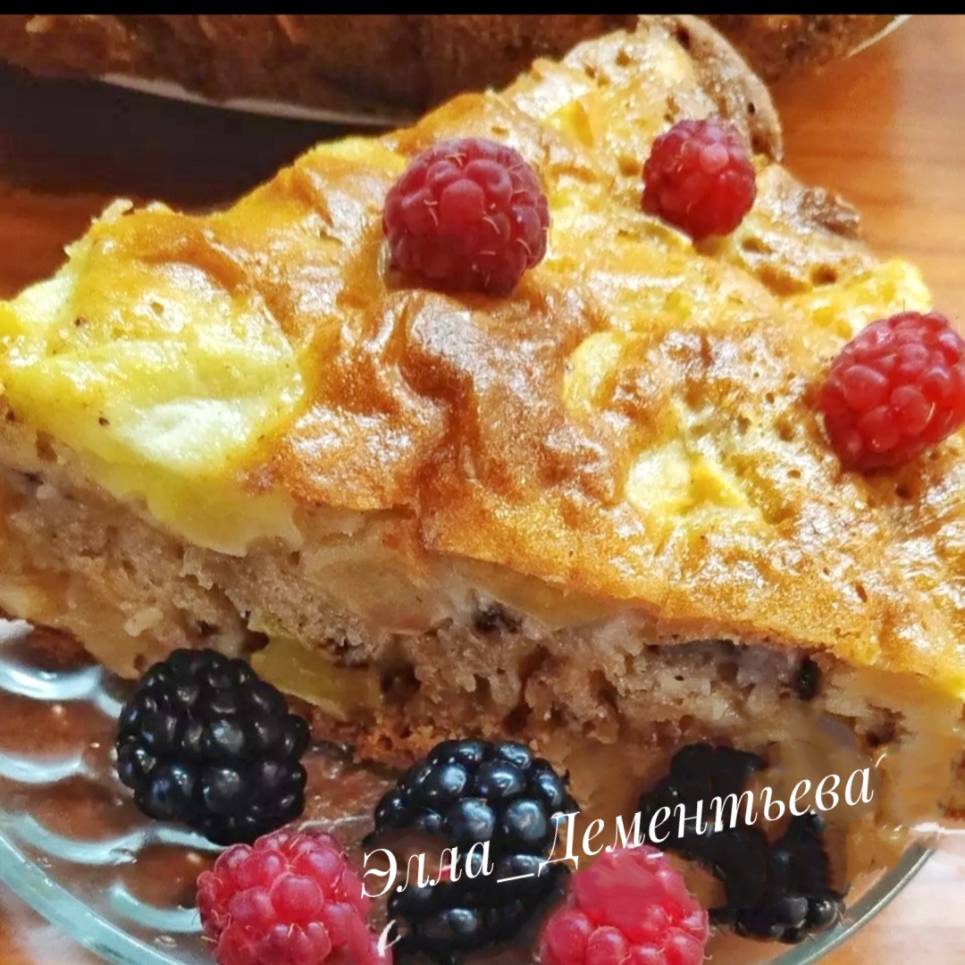 Пирог с яблоками, корицей и орехами