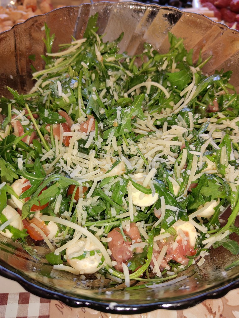 Салат из рукколы с форелью