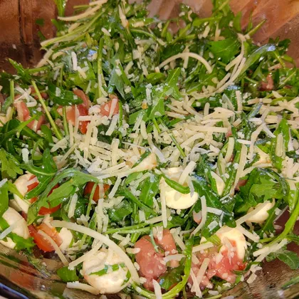 Салат из рукколы с форелью