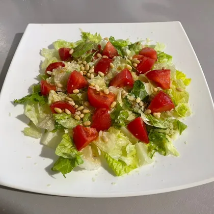 Салат Айсберг с сыром и помидорами черри