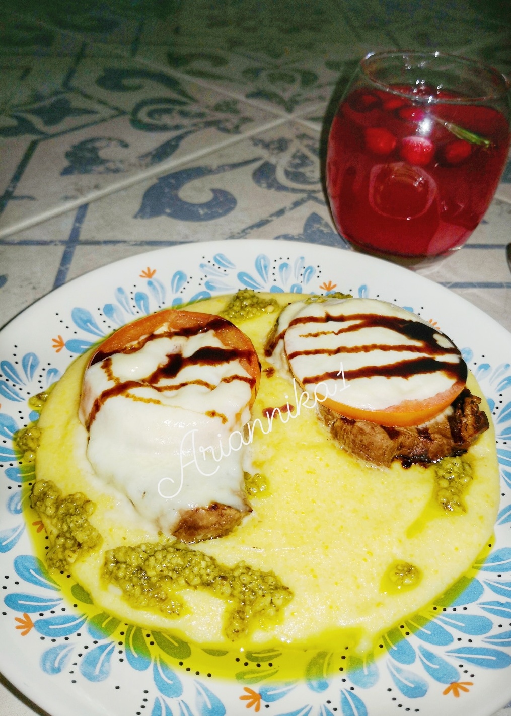 Полента с песто и говядина-капрезе с помидорами и моцареллой