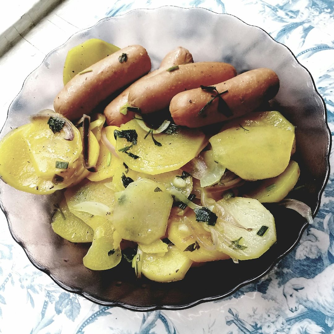Картошка с сосисками в духовке — рецепт с фото | Рецепт | Картошка с сосисками, Еда, Кулинария