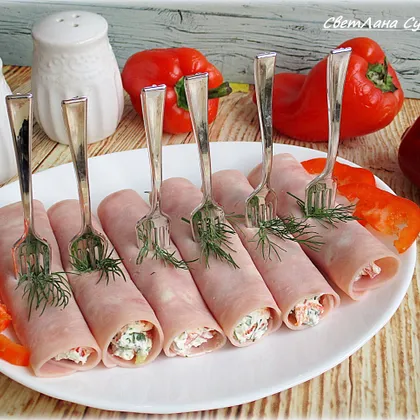 Рулетики из ветчины с сырной начинкой