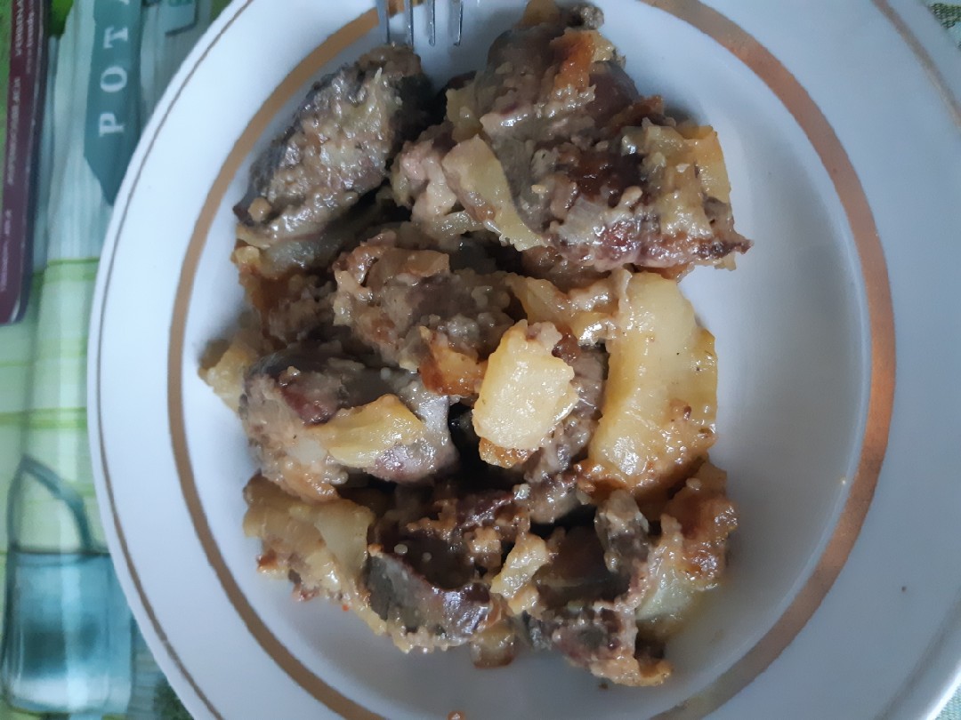 Теплый салат с куриной печенкой и яблоками