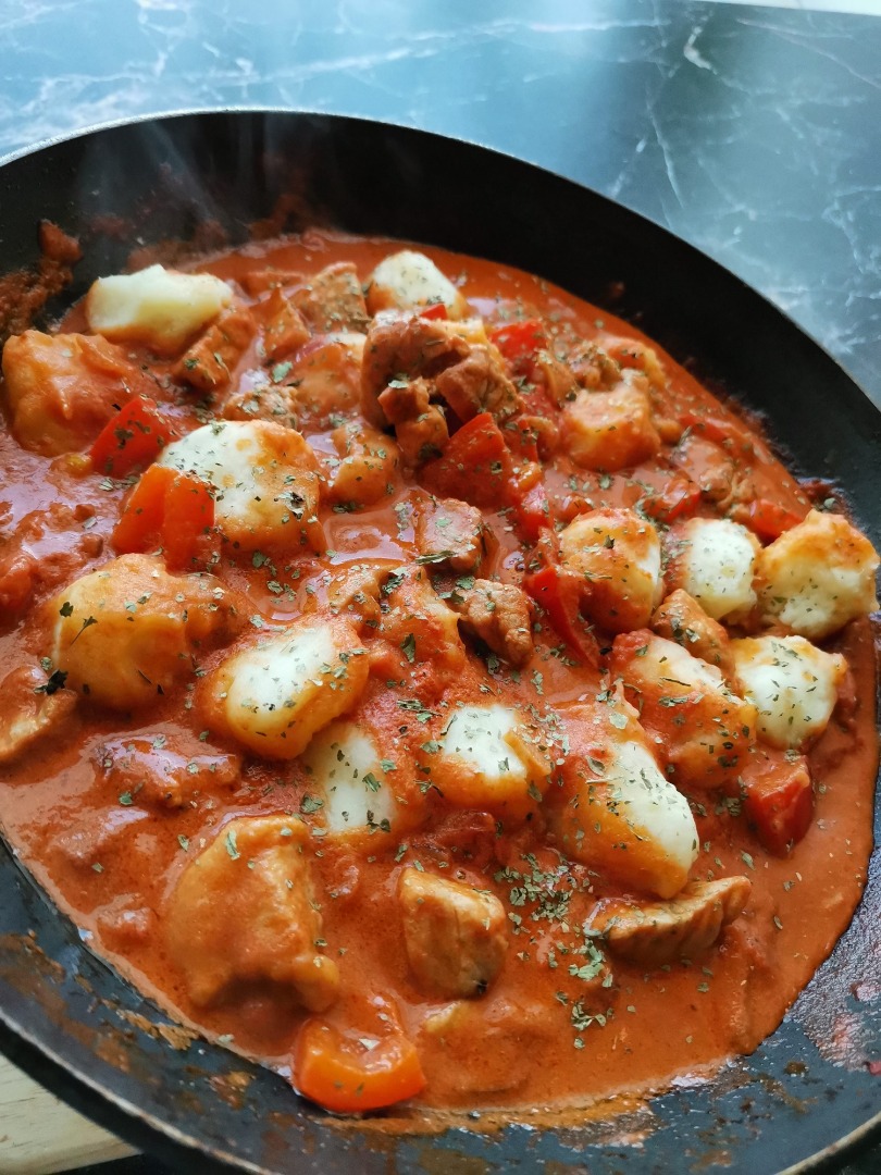 Паприкаш с мясом и ньокками