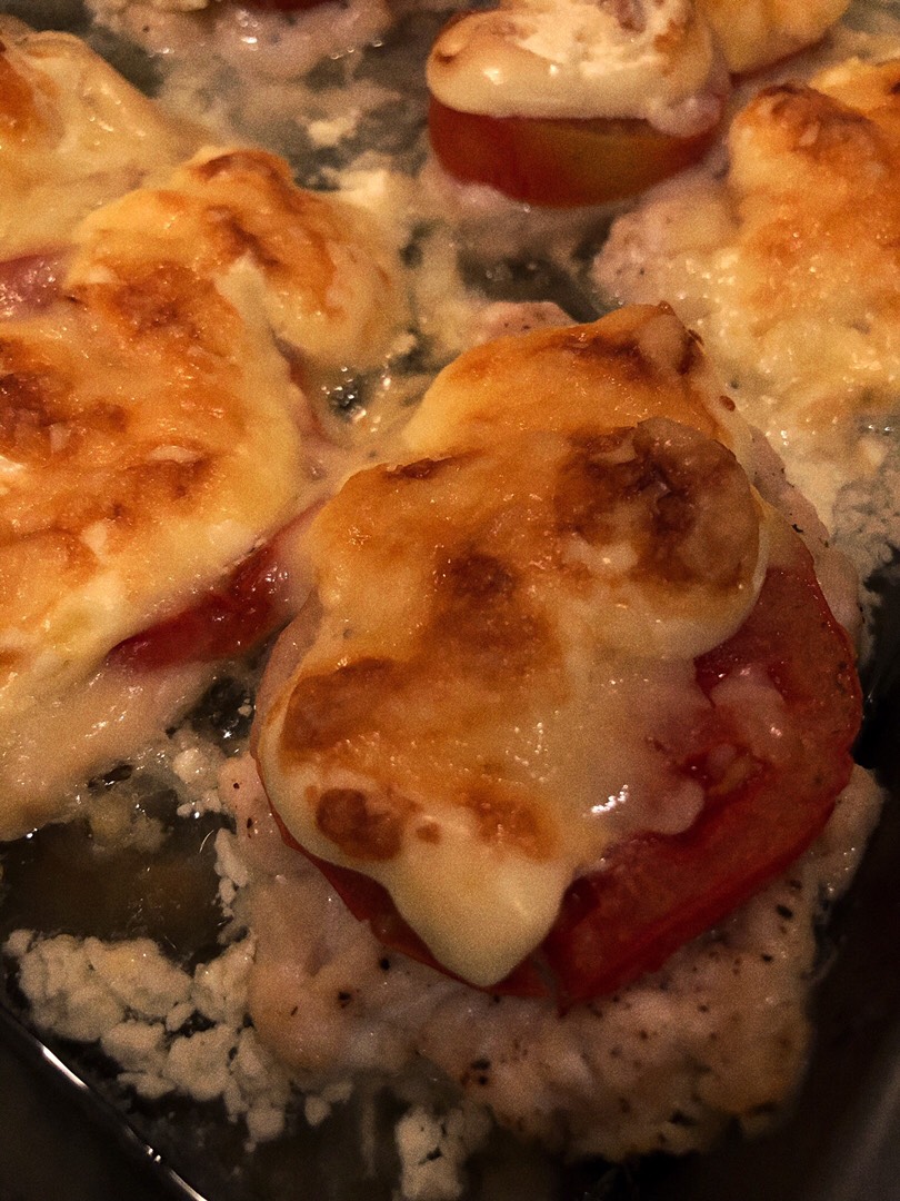 Куриные грудки запечённые с томатами