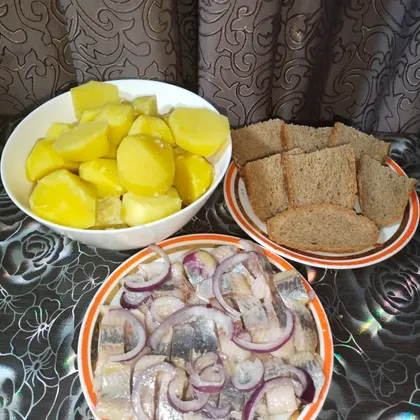 Селедочка с отварным картофелем и чёрным хлебом