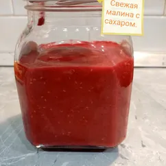 Свежая малина с сахаром