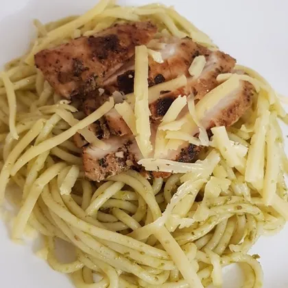 Спагетти с соусом песто и курицей