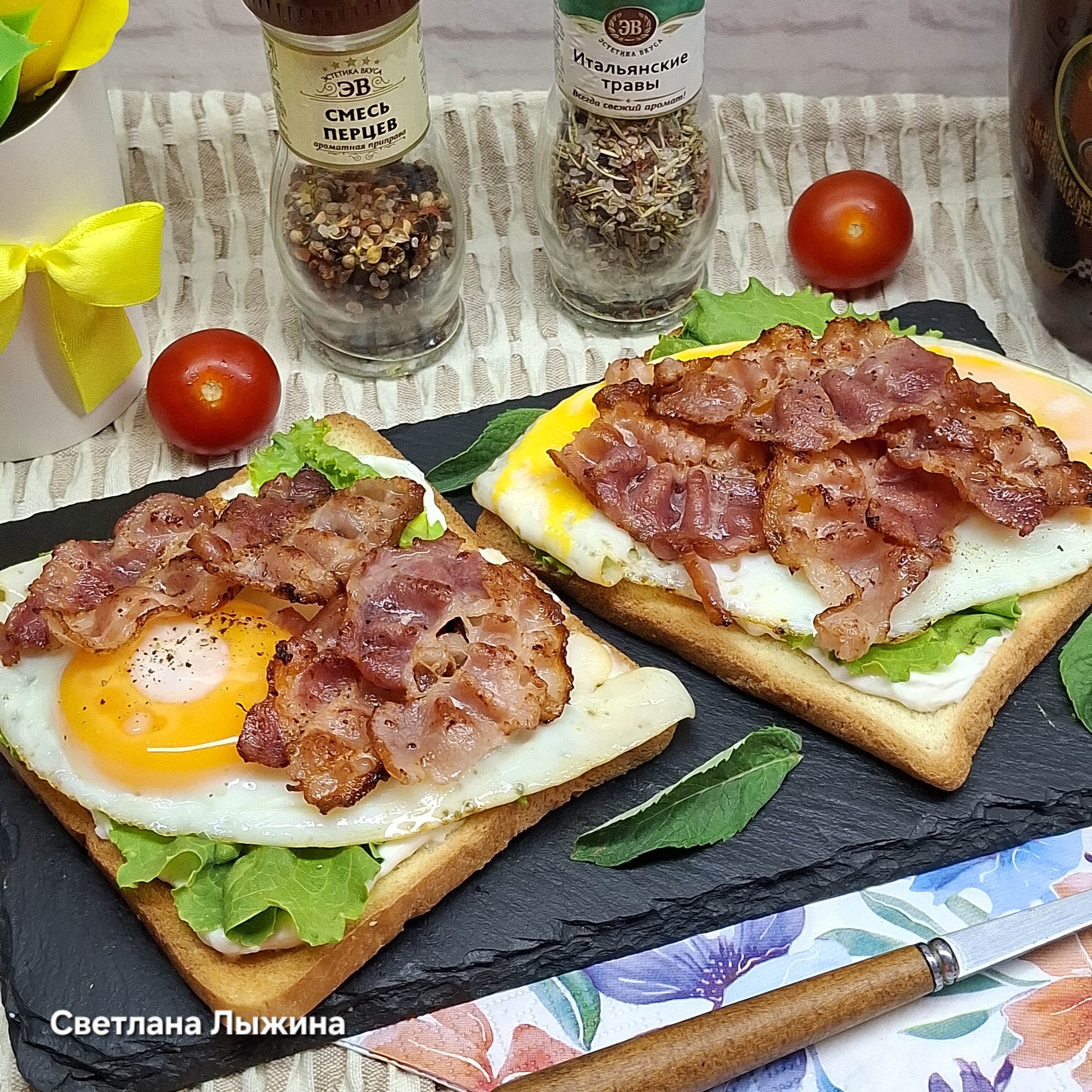 Тосты с беконом и яйцом