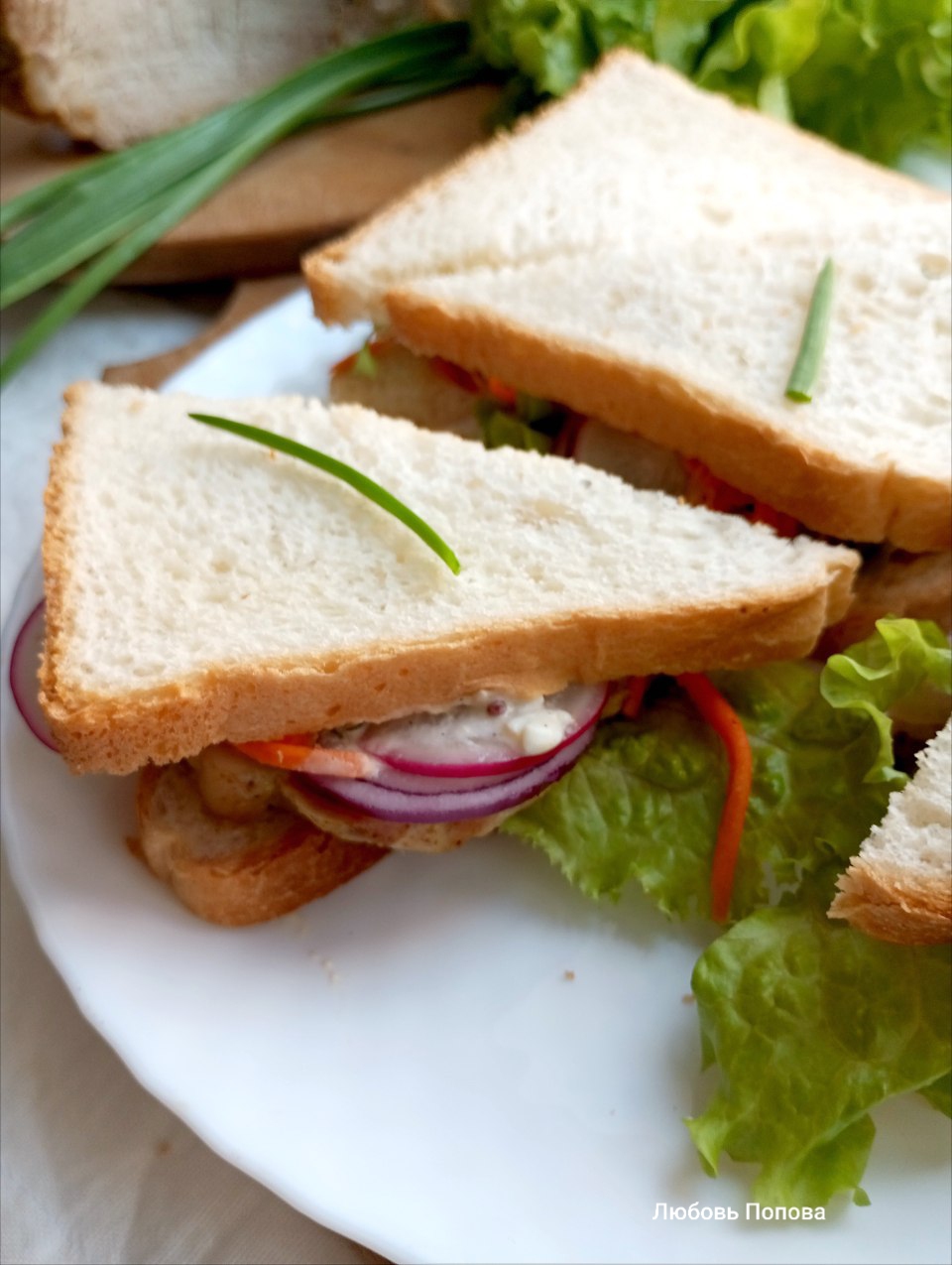 Сэндвич с карбонадом, овощами и морковью по-корейски 