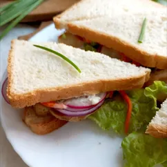 Сэндвич с карбонадом, овощами и морковью по-корейски 