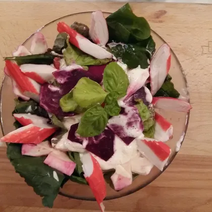 Лёгкий салат с крабовыми палочками, свеклой и адыгейским сыром