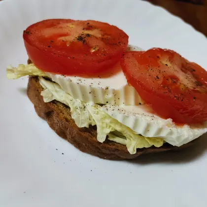 Бутерброд с творожным сыром и помидором