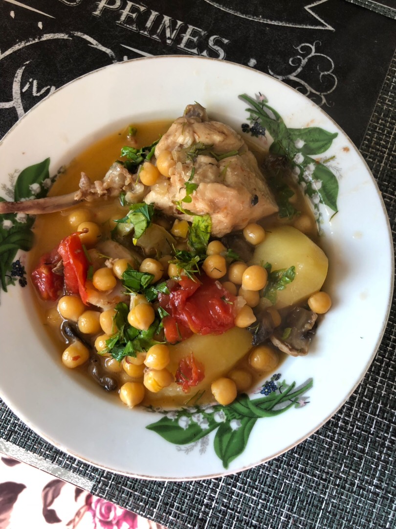 Курица с нутом и овощами