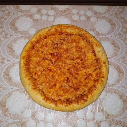 Пицца с полукопченой колбасой и сыром