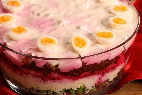 Слоёный салат с горохом и перепелиными яйцами