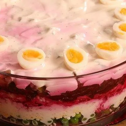 Слоёный салат с горохом и перепелиными яйцами
