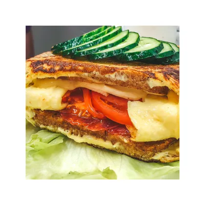 Омлет -сандвич с помидорами, сыром и сырокопченой колбасой