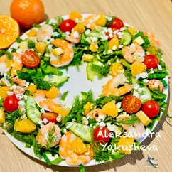 Салат «Венок» из шпината с креветками и мандарином