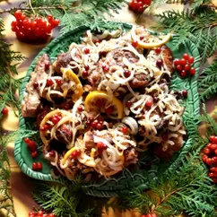 Ребрышки свиные с репчатым луком, лимоном и брусникой 🎄