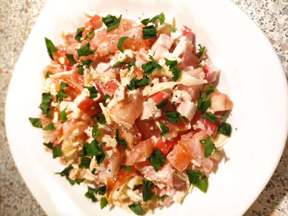 Рецепт приготовления салата с крабовыми палочками, яйцом и помидорами