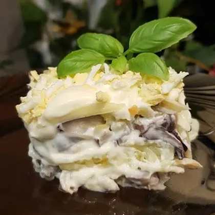 Слоёный салат с солёными грибами
