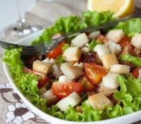 Салат с копченой скумбрией, беконом, сухариками и овощами