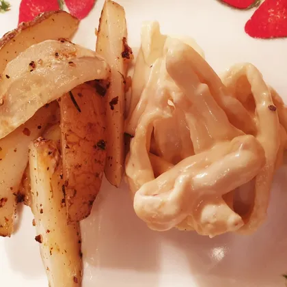 Картофель с кальмарами в сливочном соусе