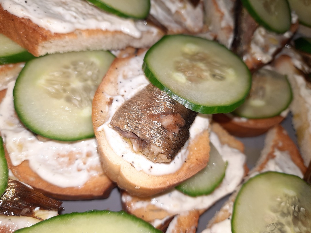 Бутерброды со шпротами