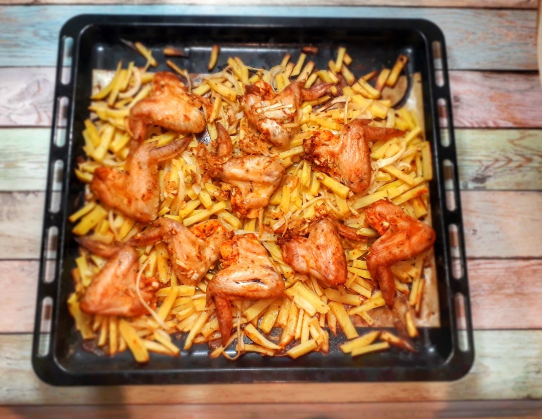 Куриные крылышки с картошкой в майонезе в духовке - рецепт с фото