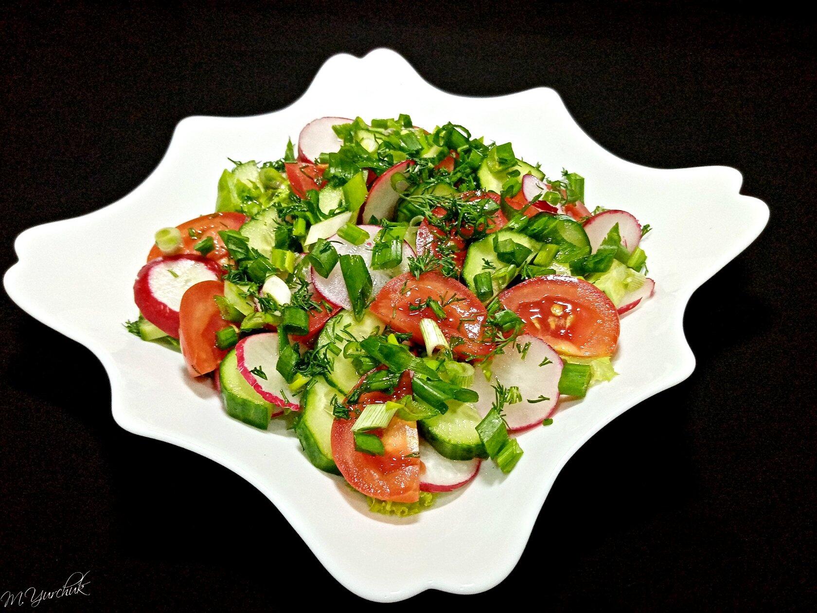 Весенний салат из огурцов, помидоров и редиски