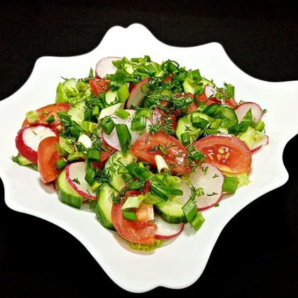 Весенний салат из огурцов, помидоров и редиски