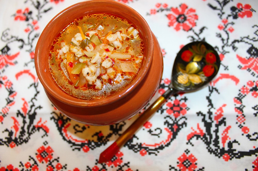 Постный рассольник с перловкой и солеными огурцами